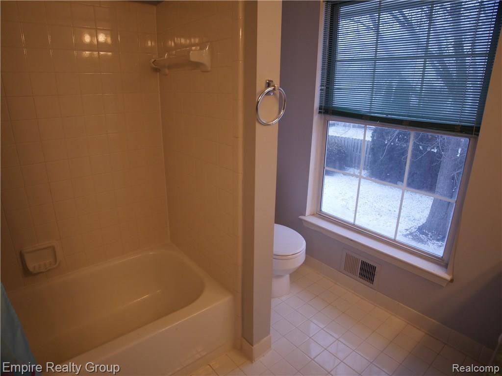 46728 Doubletree Road Canton, MI 48187 - Photo 15 of 36 Bath 2-2.jpg