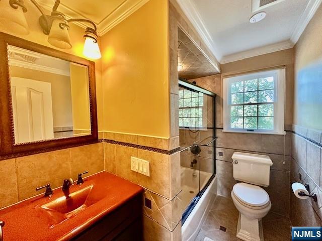 38 Totowa Road Wayne, NJ 07470 - Photo 13 of 29 a bathroom with a sink toilet and a mirror