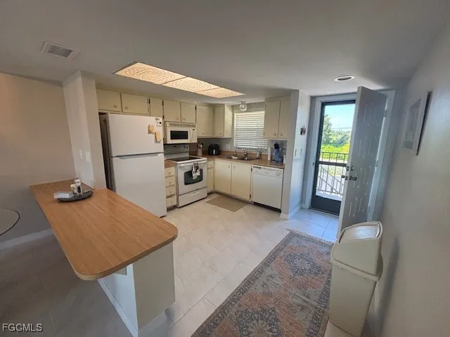 $2,400 | 16007 Davis Road, Unit 224, Fort Myers, FL 33908