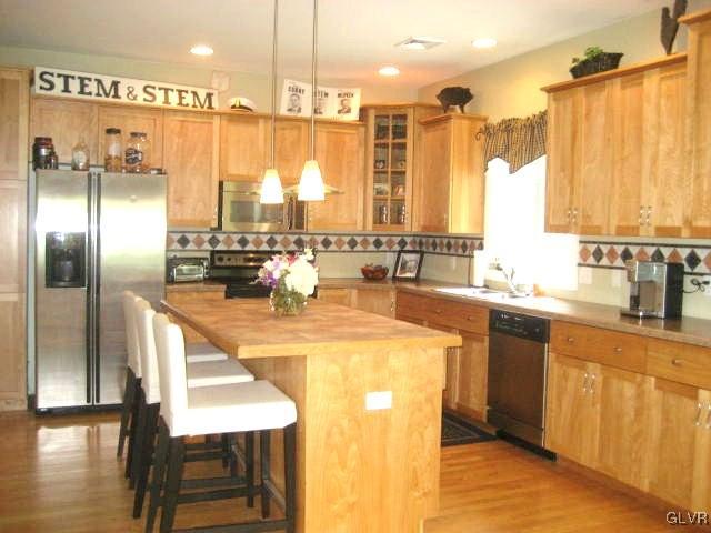 120 West Butternut Road Hellertown, PA 18055 - Photo 3 of 22 Large eat-in kitchen with breakfast nook.