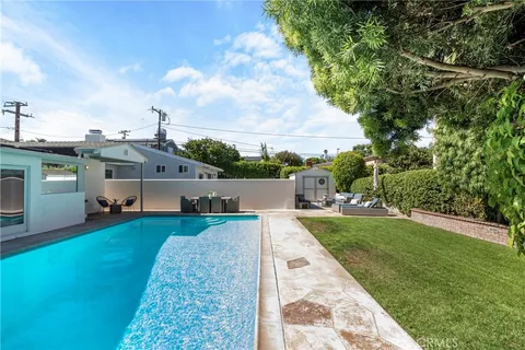 $2,690,000 | 424 South Meadows Avenue, Manhattan Beach, CA 90266