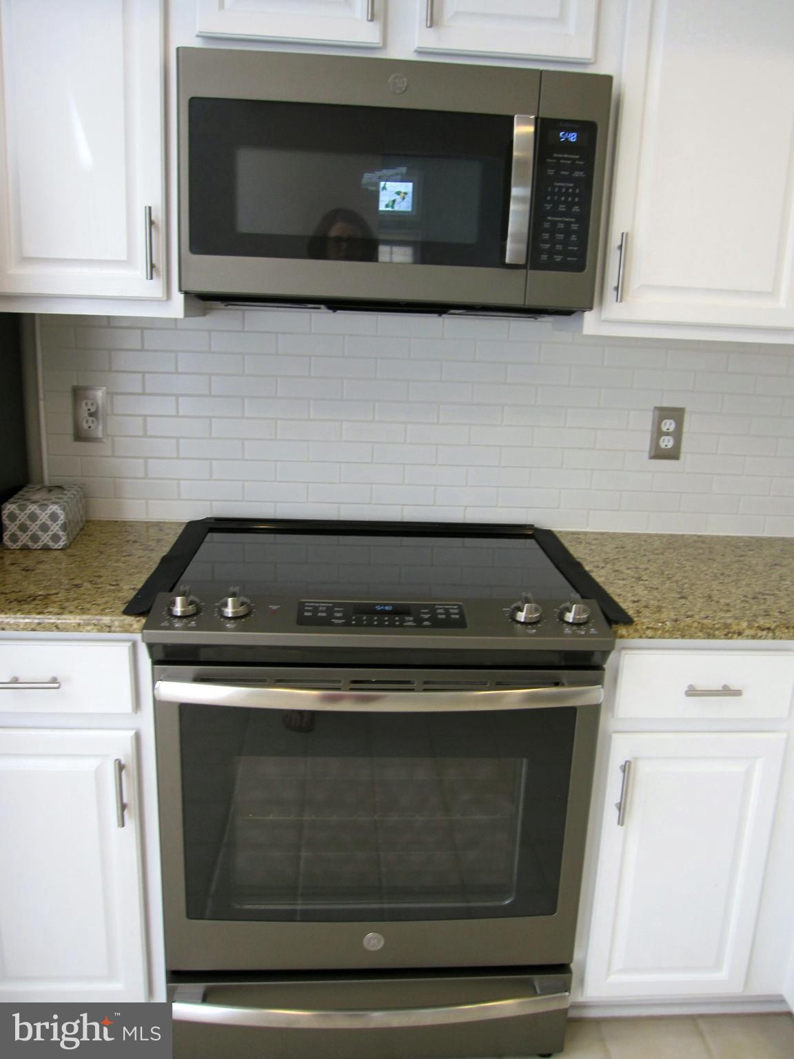111 Spring Pl Way Annapolis, MD 21401 - Photo 10 of 64 Stainless Steel stove and Built in Microwave