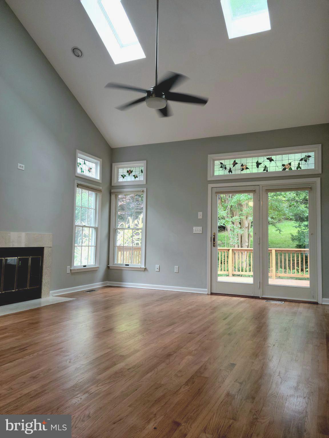 111 Spring Pl Way Annapolis, MD 21401 - Photo 4 of 64 Great room with Skylights