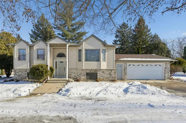 $320,000 | 401 2nd Street Northeast, Dodge Center, MN 55927