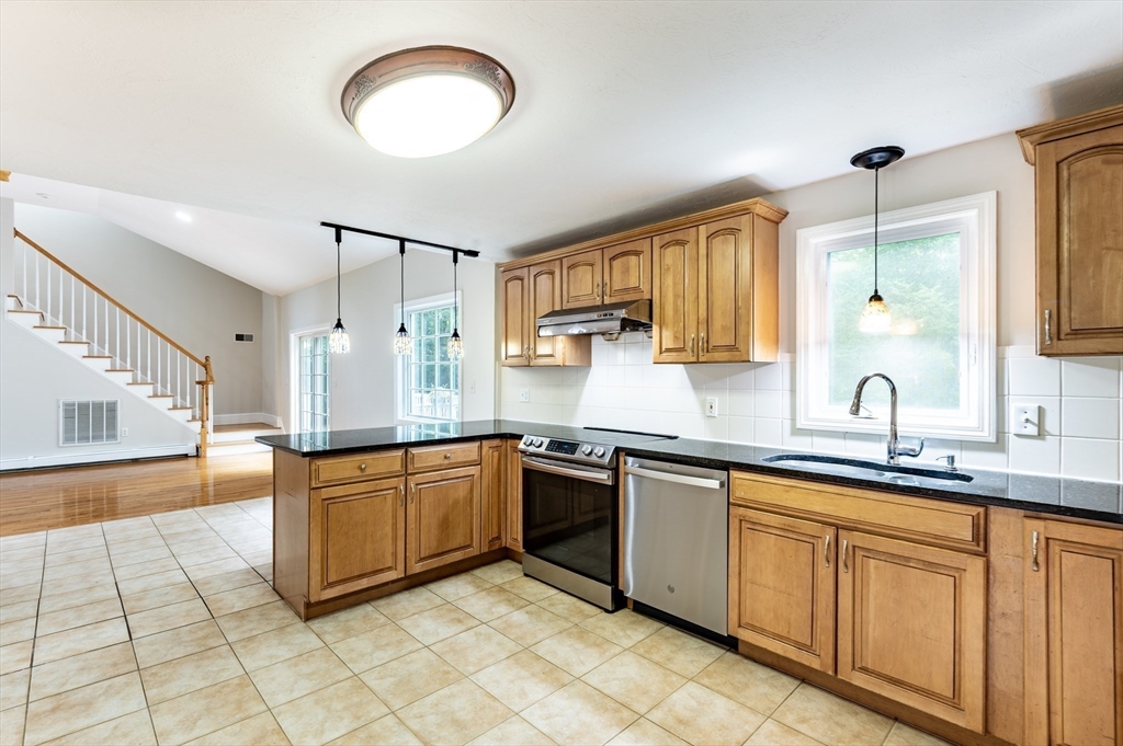 88 Forrest Road Westford, MA 01886 - Photo 7 of 42 Gallery Image 7