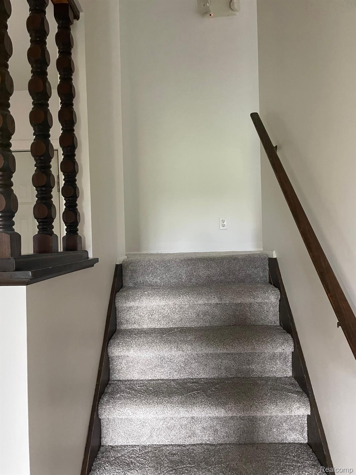 5760 South County Line Road Durand, MI 48429 - Photo 44 of 53 Upper level stairs