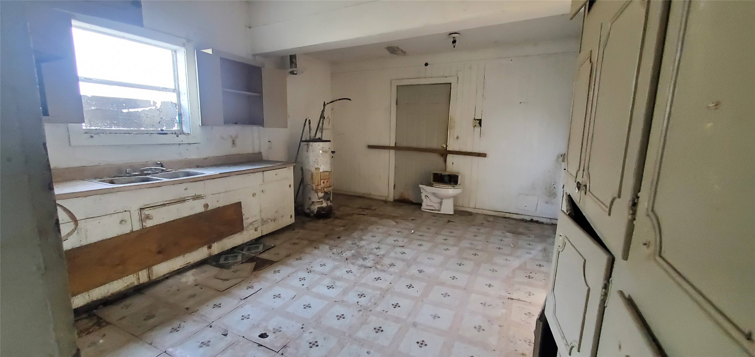 3600 Rockingham Street Houston, TX 77051 - Photo 9 of 14 a bathroom with a sink toilet and mirror