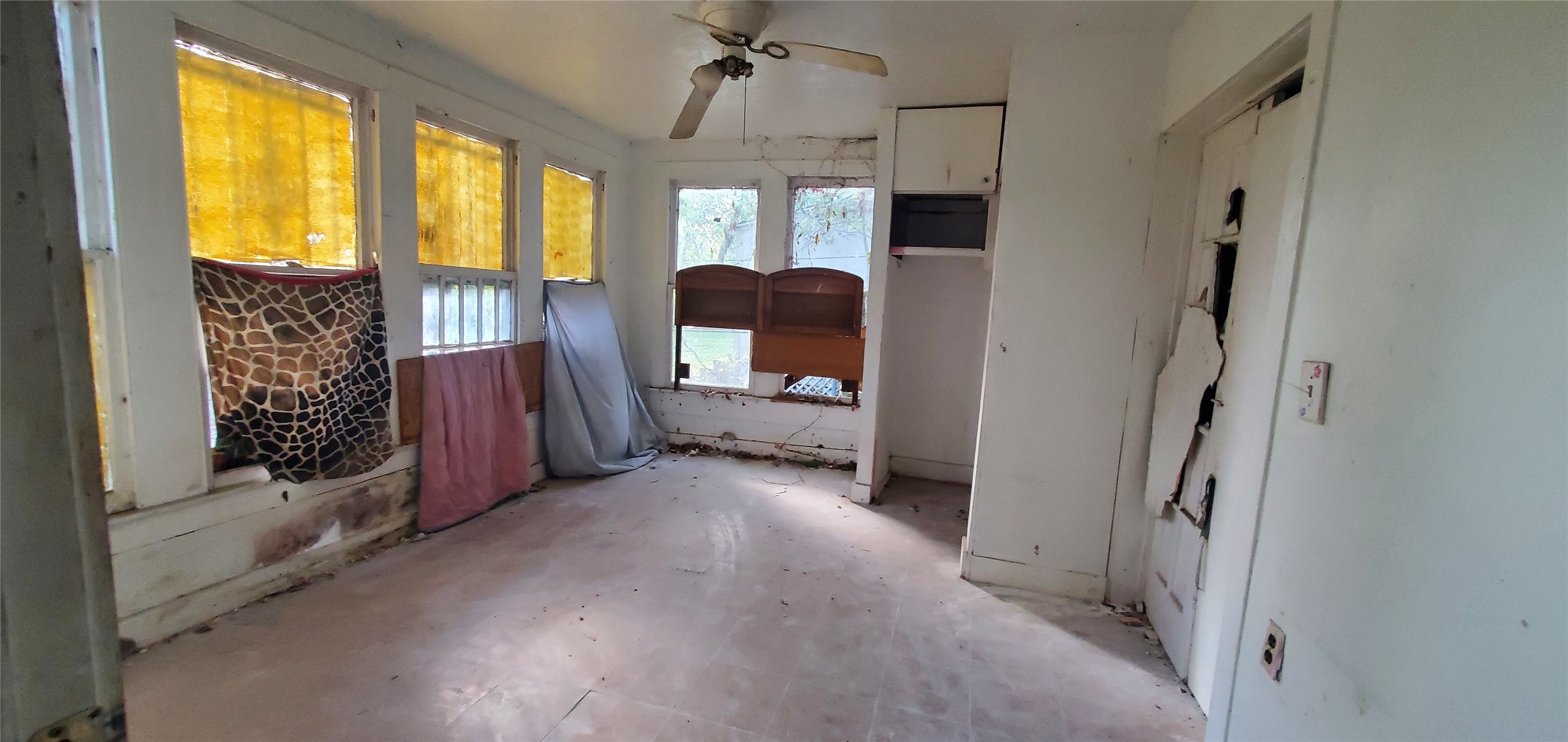 3600 Rockingham Street Houston, TX 77051 - Photo 10 of 14 a view of hallway with furniture and a large window