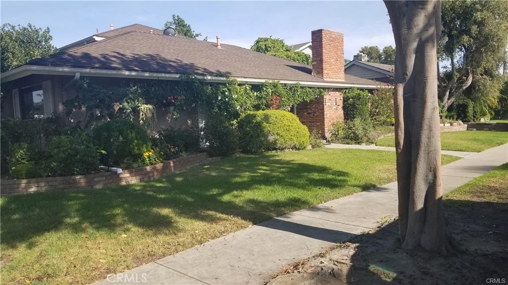 a view of a back yard of the house