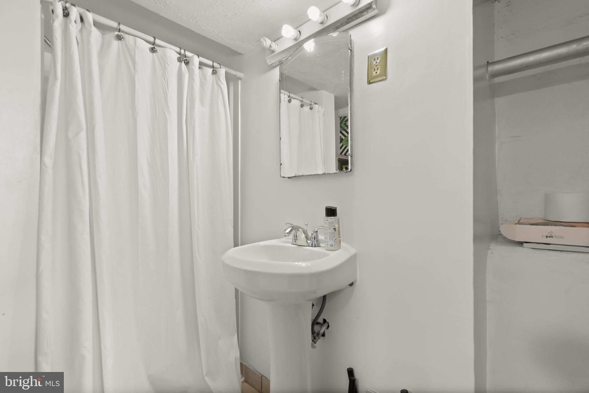 5319 Wendley Road Baltimore, MD 21229 - Photo 14 of 44 Full Bathroom