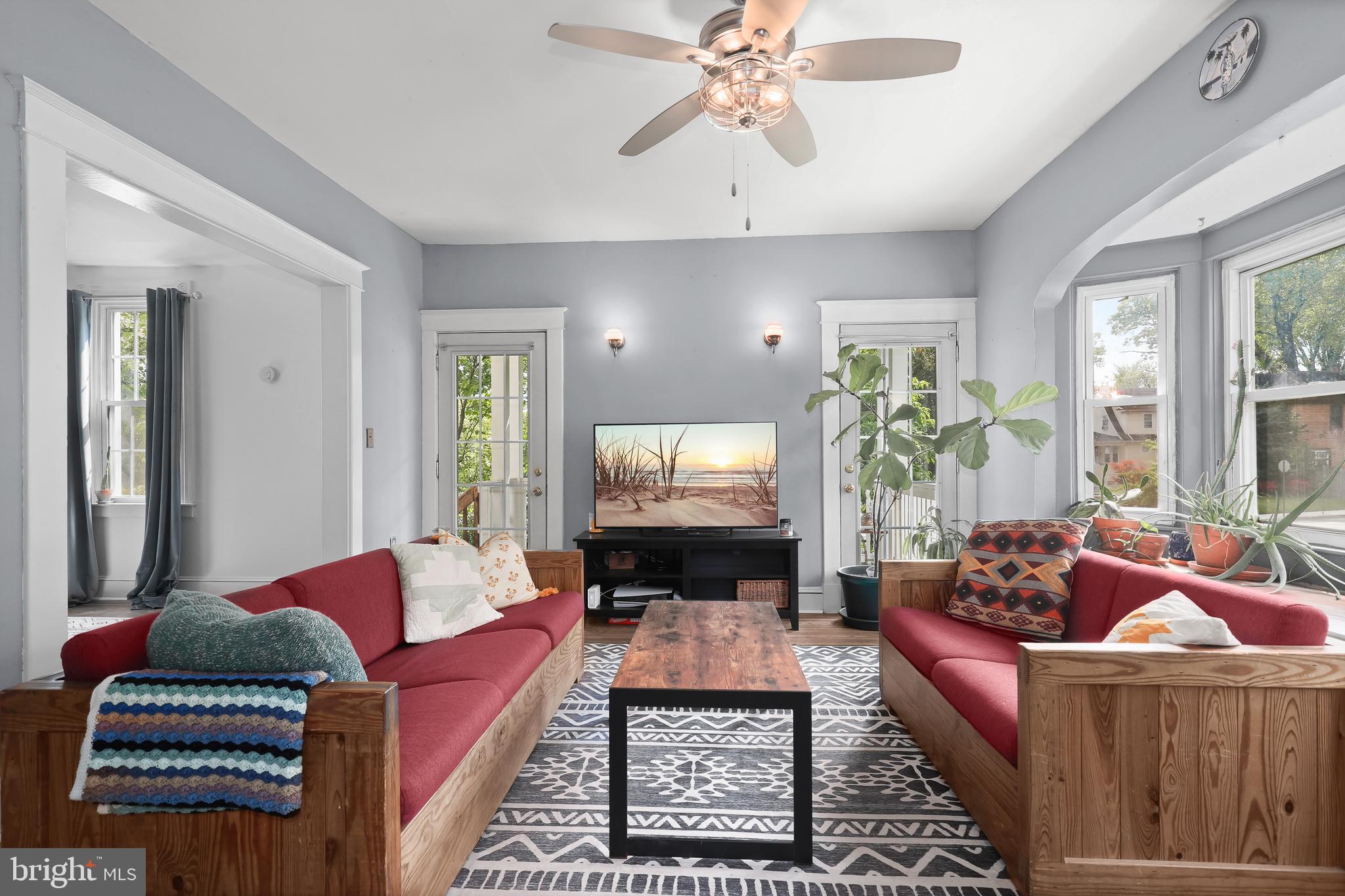 5319 Wendley Road Baltimore, MD 21229 - Photo 4 of 44 Living Room