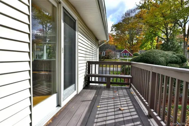 a view of entryway with a front door