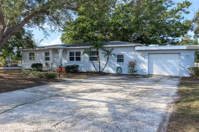 $2,495 | 2900 Leslee Lake Drive North, St. Petersburg, FL 33713
