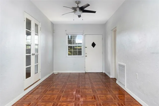 $2,395 | 2900 Leslee Lake Drive North, St. Petersburg, FL 33713