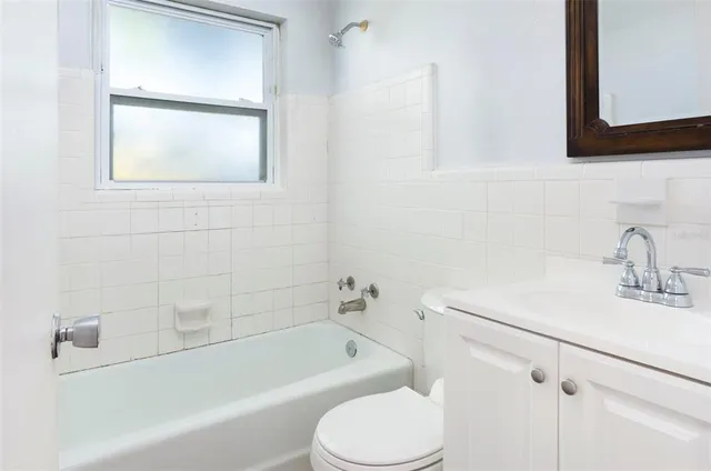 $2,395 | 2900 Leslee Lake Drive North, St. Petersburg, FL 33713