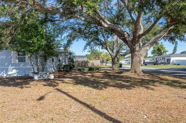 $2,395 | 2900 Leslee Lake Drive North, St. Petersburg, FL 33713