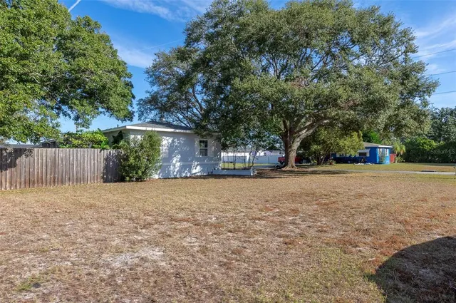 $2,395 | 2900 Leslee Lake Drive North, St. Petersburg, FL 33713