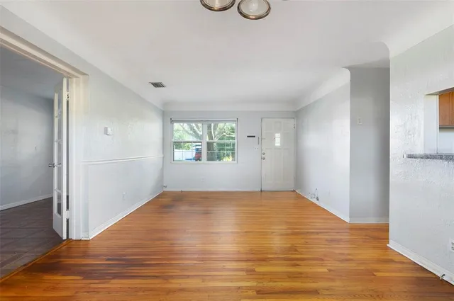 $2,395 | 2900 Leslee Lake Drive North, St. Petersburg, FL 33713