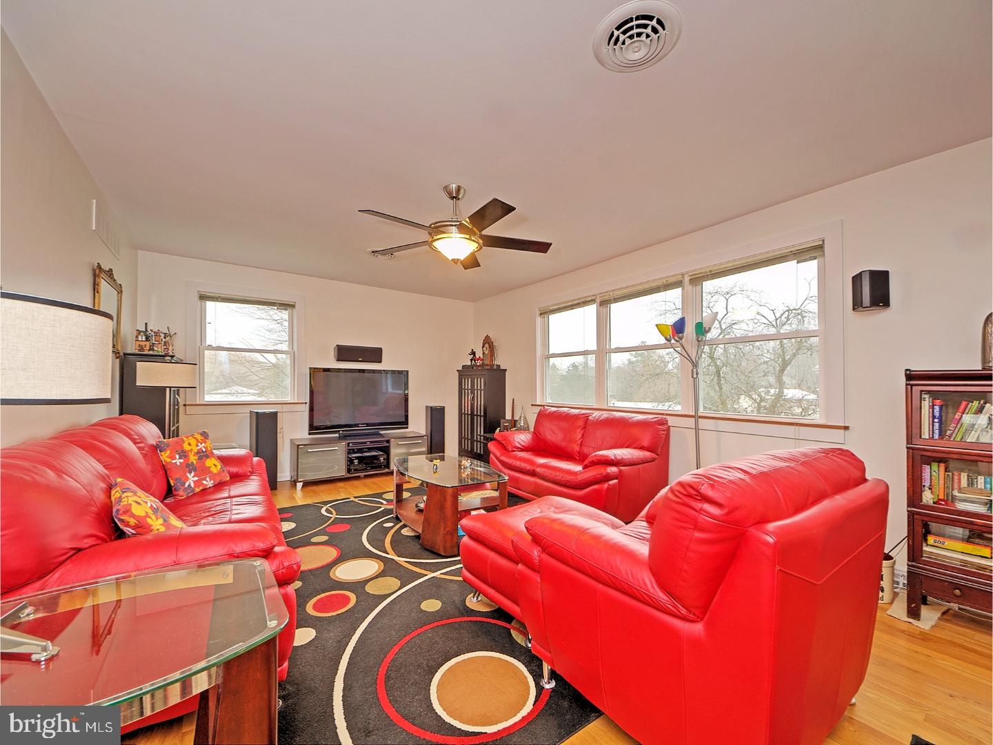 46 Vansant Road Newark, DE 19711 - Photo 3 of 23 Living Room