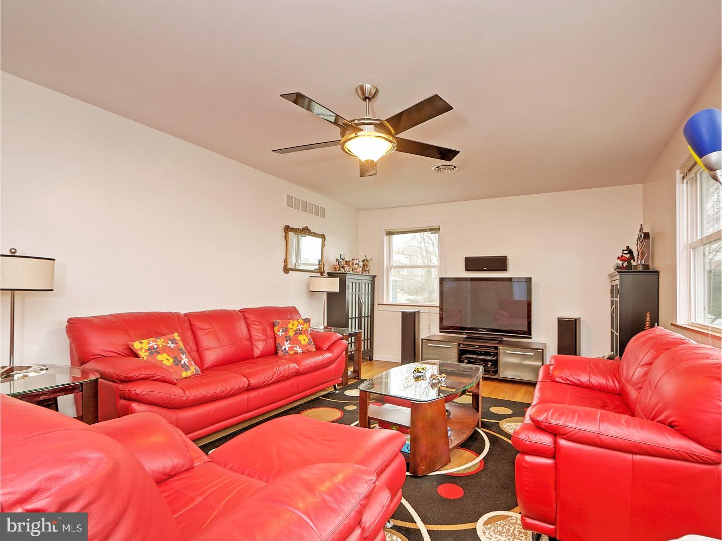 46 Vansant Road Newark, DE 19711 - Photo 4 of 23 Living Room