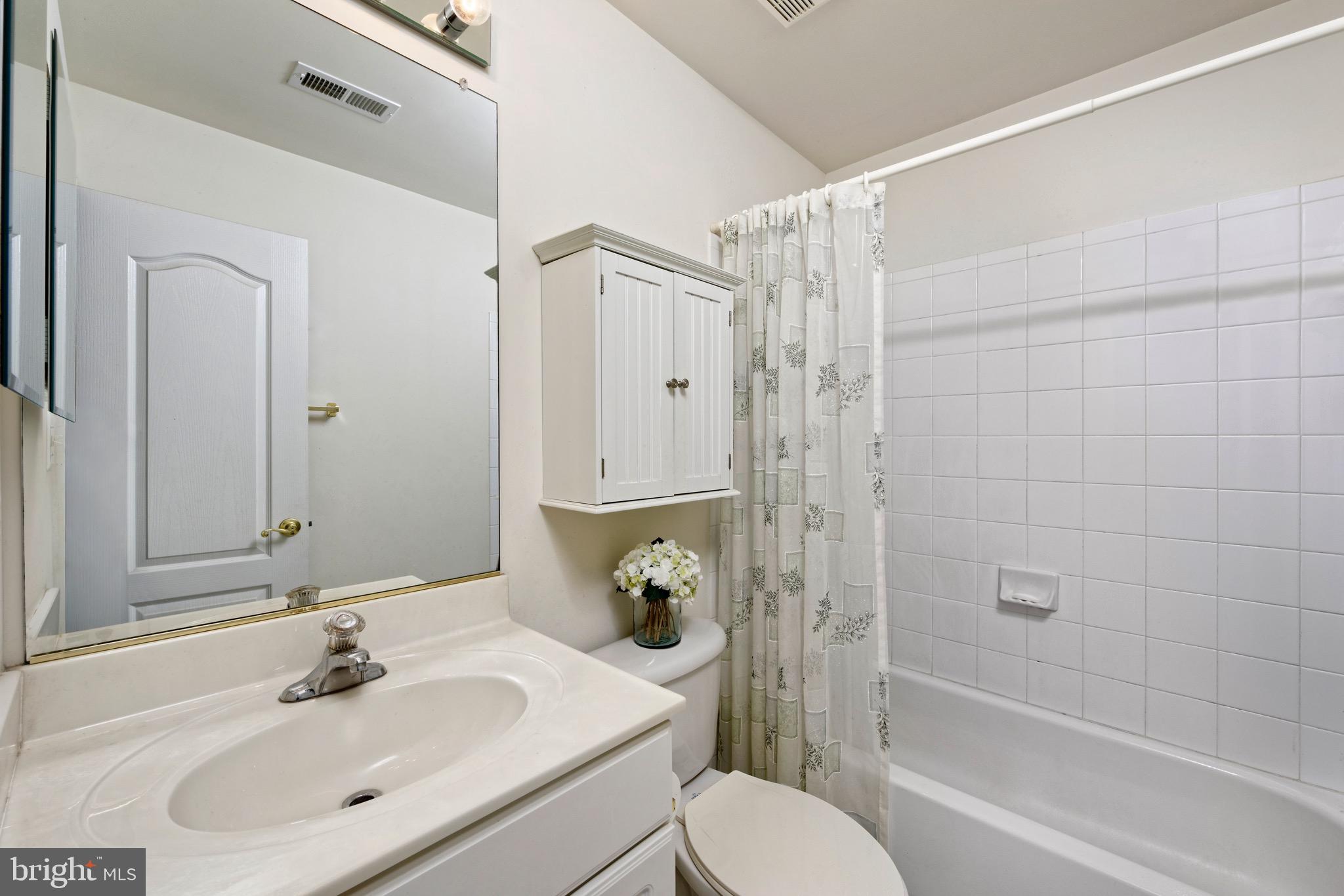 22865 Foxcroft Road Middleburg, VA 20117 - Photo 24 of 112 Full Bath in Guest Bedroom #4