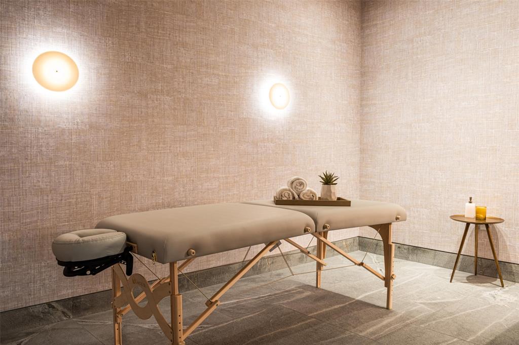 1747 Leonard Street, Unit 2201 Dallas, TX 75201 - Photo 27 of 36 Treatment Room