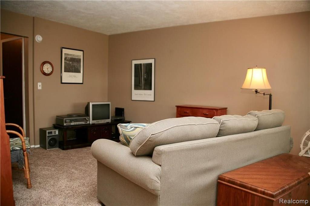 2328 Hillendale Drive Rochester Hills, MI 48309 - Photo 3 of 15