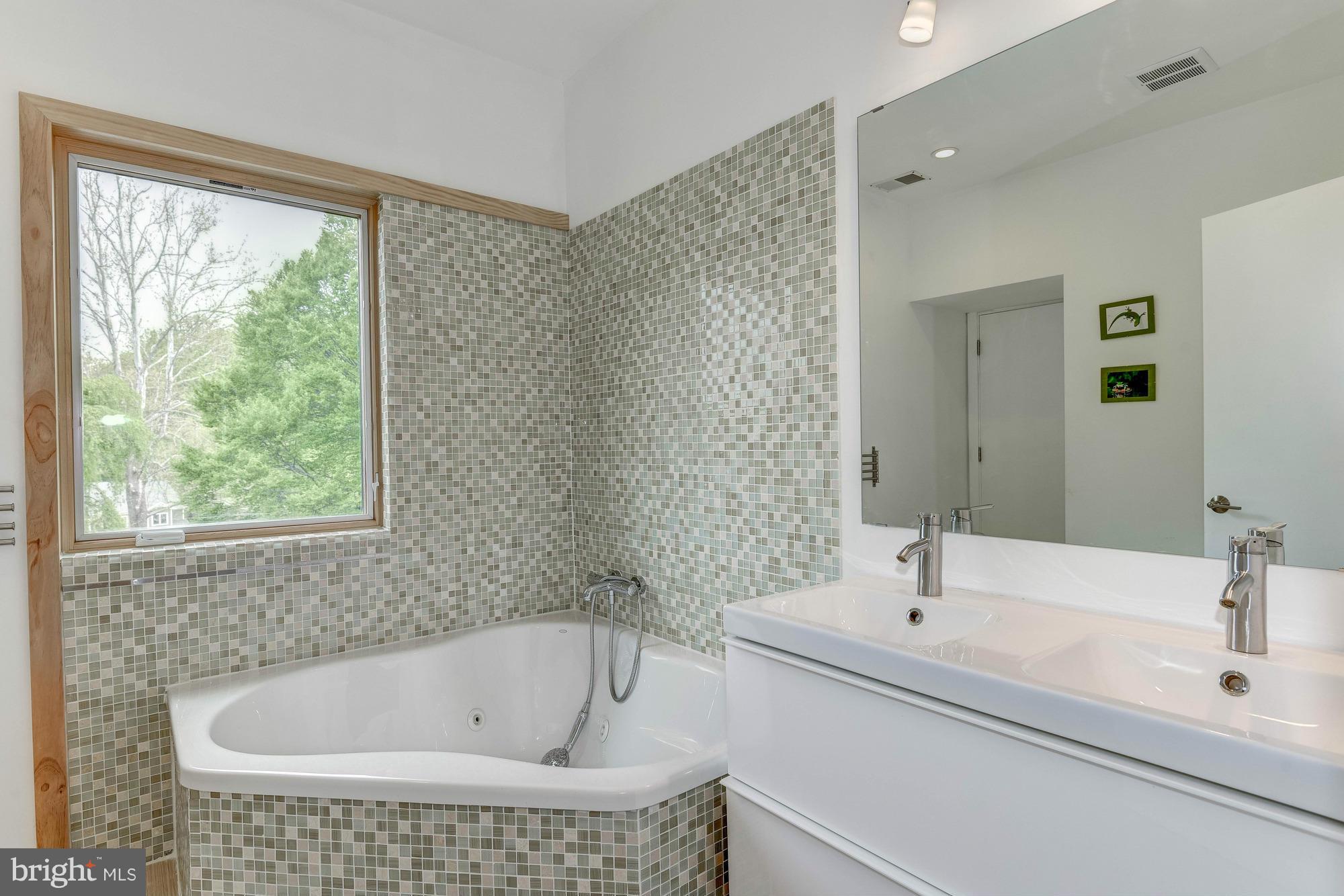 8009 Beech Tree Road Bethesda, MD 20817 - Photo 16 of 30 Upper Level Hall Bathroom I