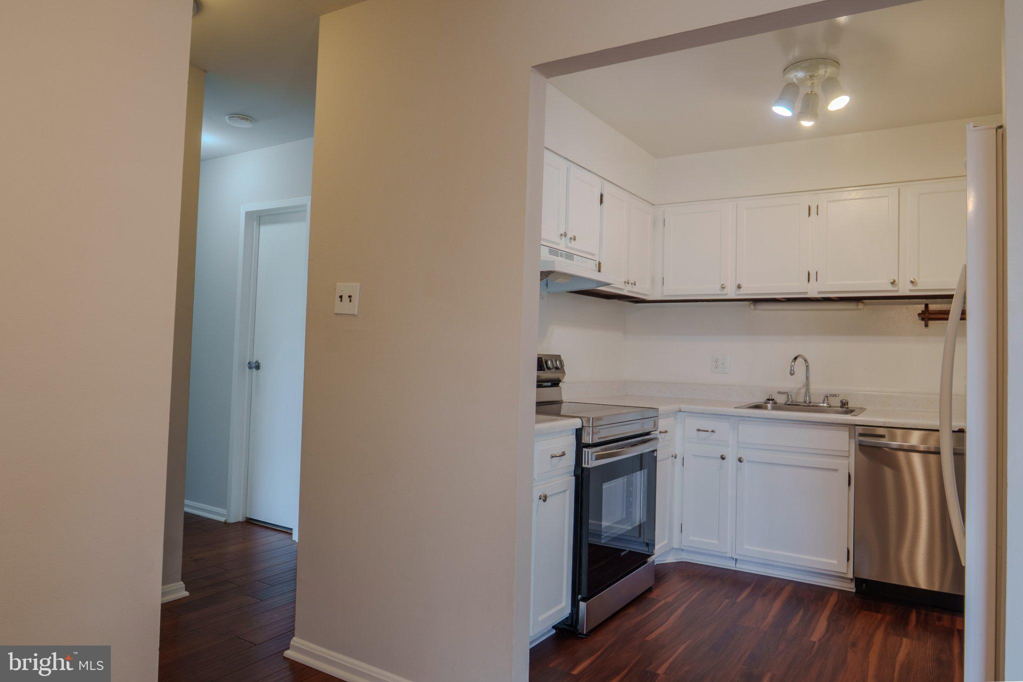 6147 Edsall Road, Unit N Alexandria, VA 22304 - Photo 10 of 28 Charming kitchen with modern finishes.