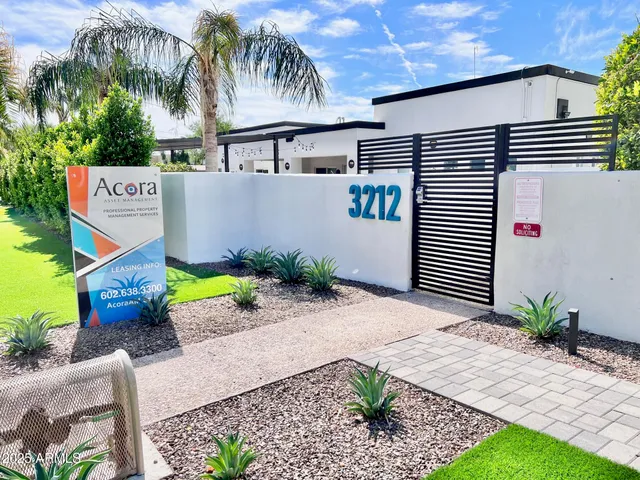 a view of entryway and hall