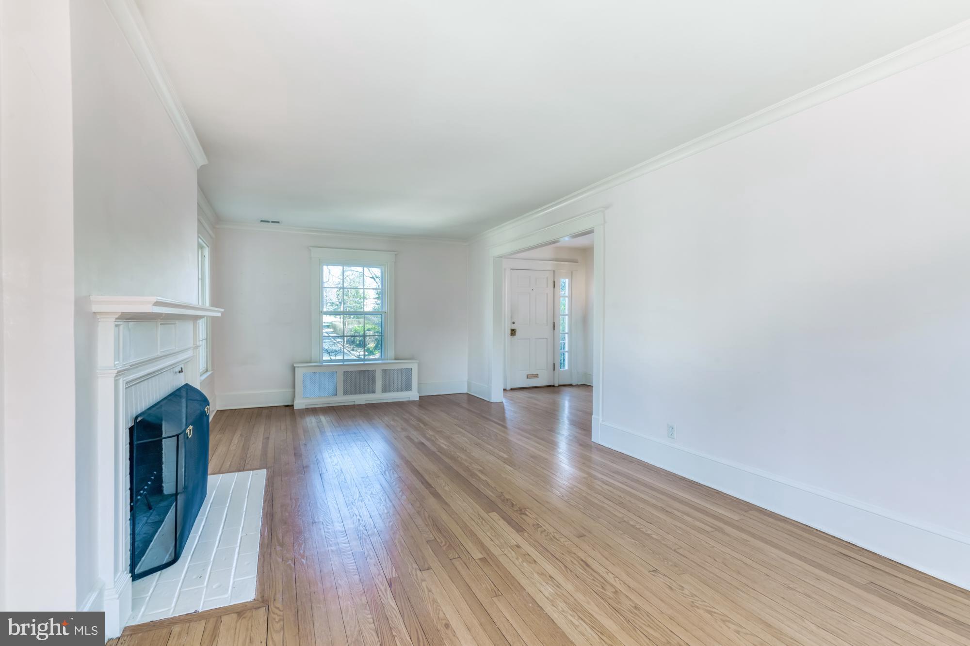2800 Russell Road Alexandria, VA 22305 - Photo 23 of 48 Spacious living room with oak floors