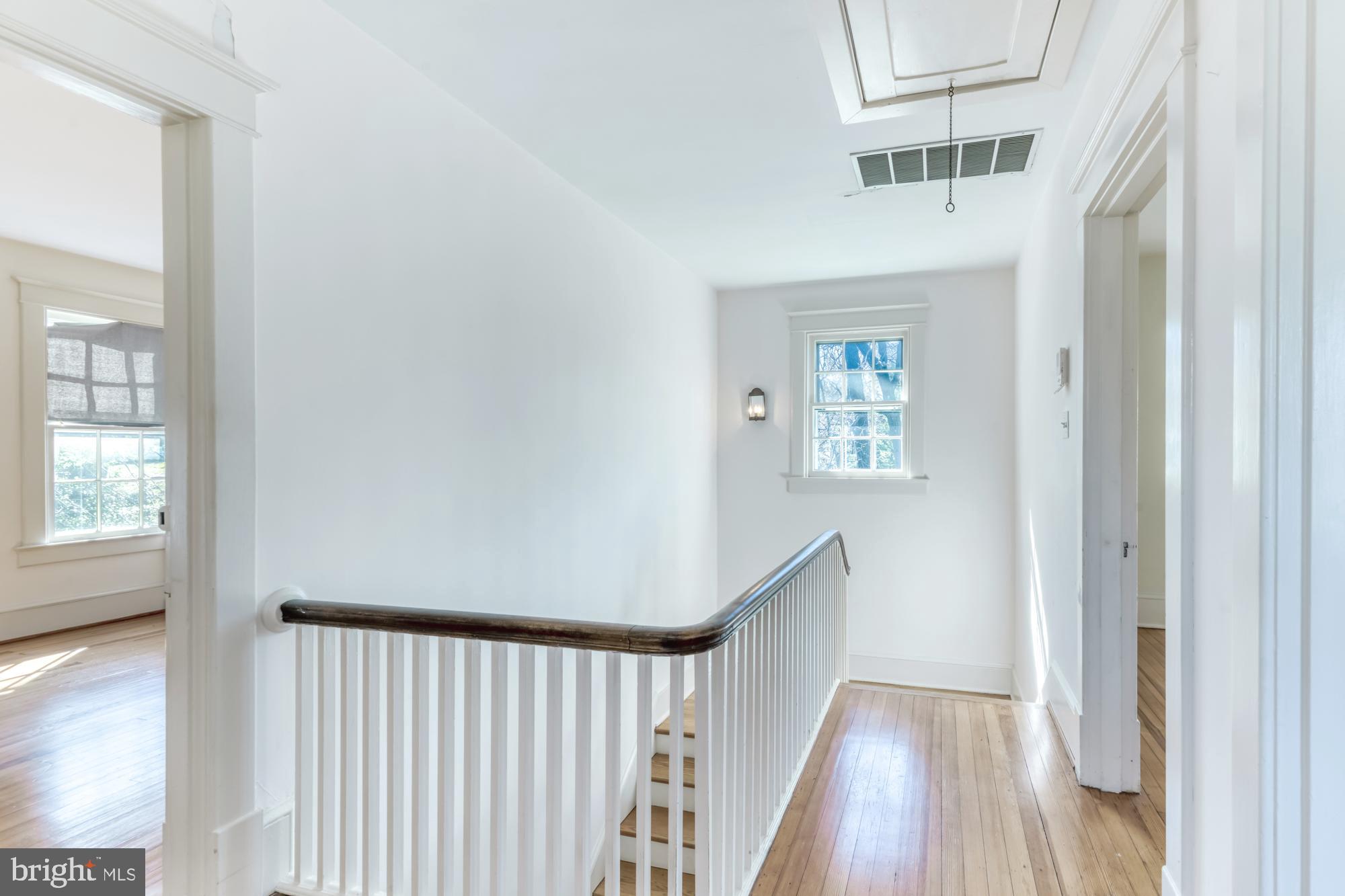 2800 Russell Road Alexandria, VA 22305 - Photo 29 of 48 Open staircase to upper level