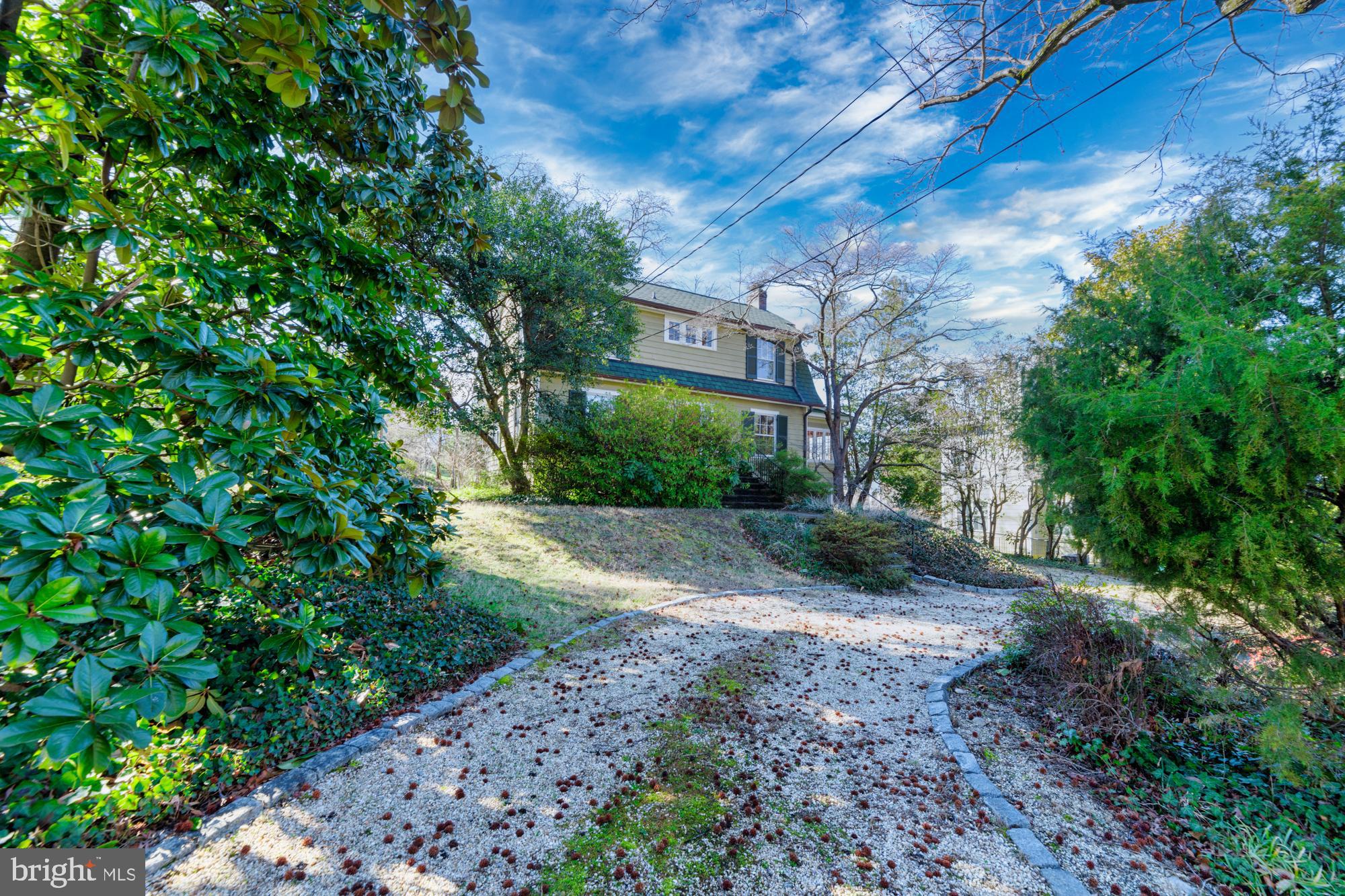 2800 Russell Road Alexandria, VA 22305 - Photo 41 of 48 Large circular driveway