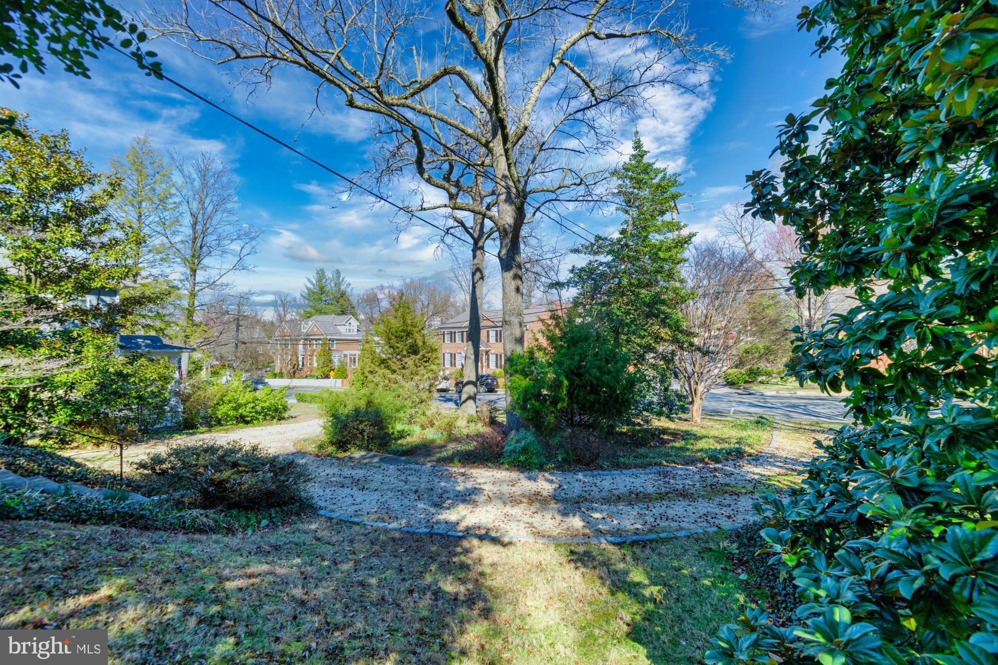 2800 Russell Road Alexandria, VA 22305 - Photo 6 of 48 LArge circular drive and ample parking & garage