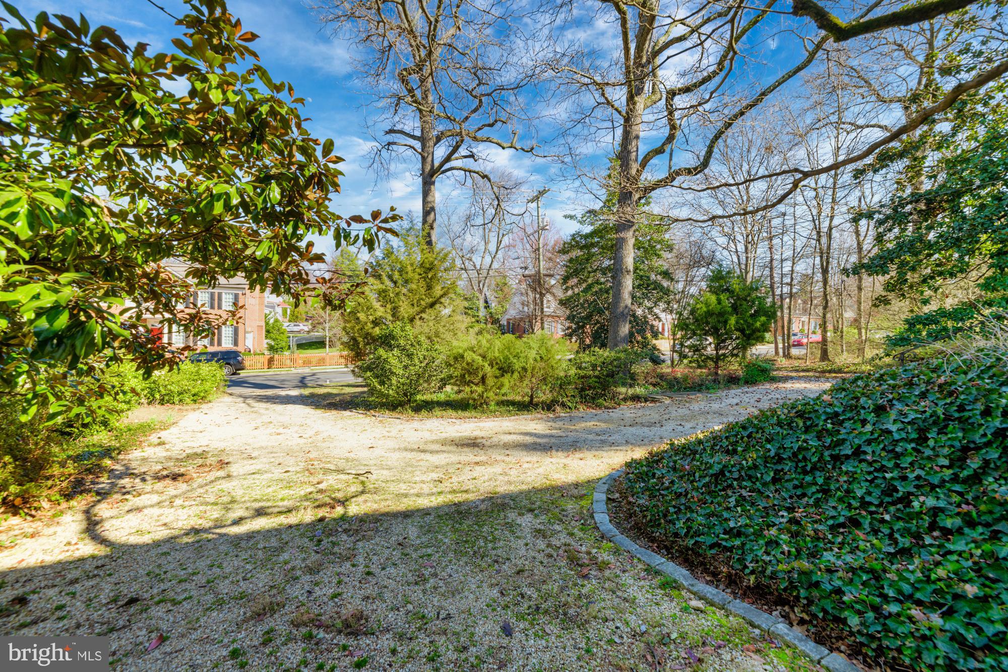 2800 Russell Road Alexandria, VA 22305 - Photo 8 of 48 Circular drive