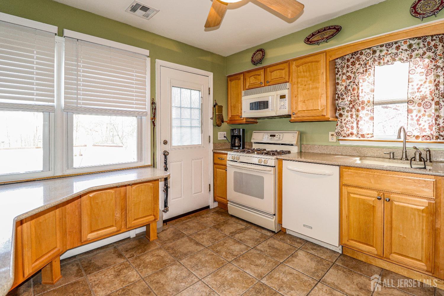 76 Kimberly Road Colonia, NJ 07067 - Photo 8 of 35
