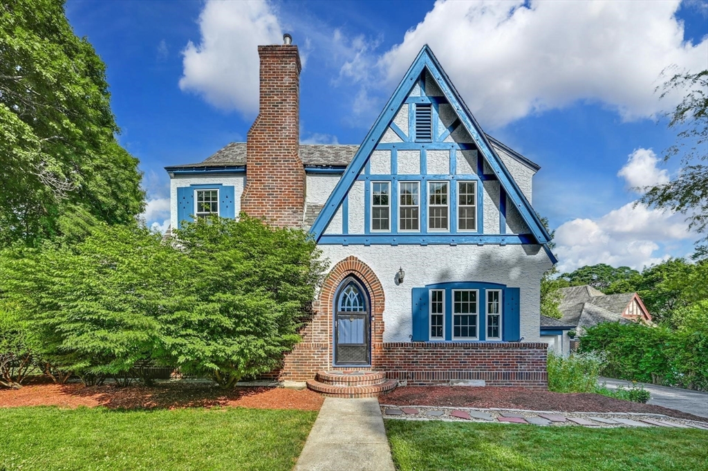 41 Flagg Street Worcester, MA 01602 - Photo 27 of 31 front view of house with a yard