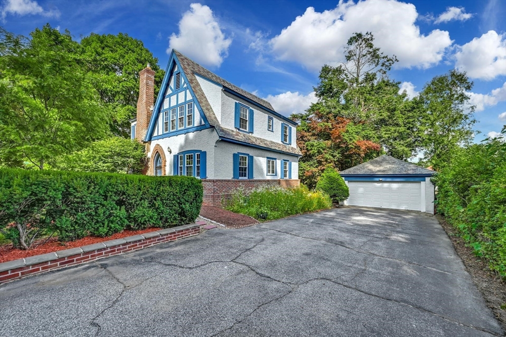 41 Flagg Street Worcester, MA 01602 - Photo 28 of 31 a front view of a house with garden