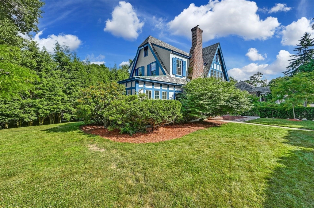41 Flagg Street Worcester, MA 01602 - Photo 31 of 31 a front view of a house with garden