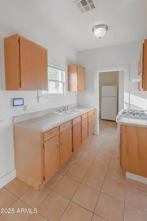 $1,000 | 2032 West Adams Street, Unit 3, Phoenix, AZ 85009