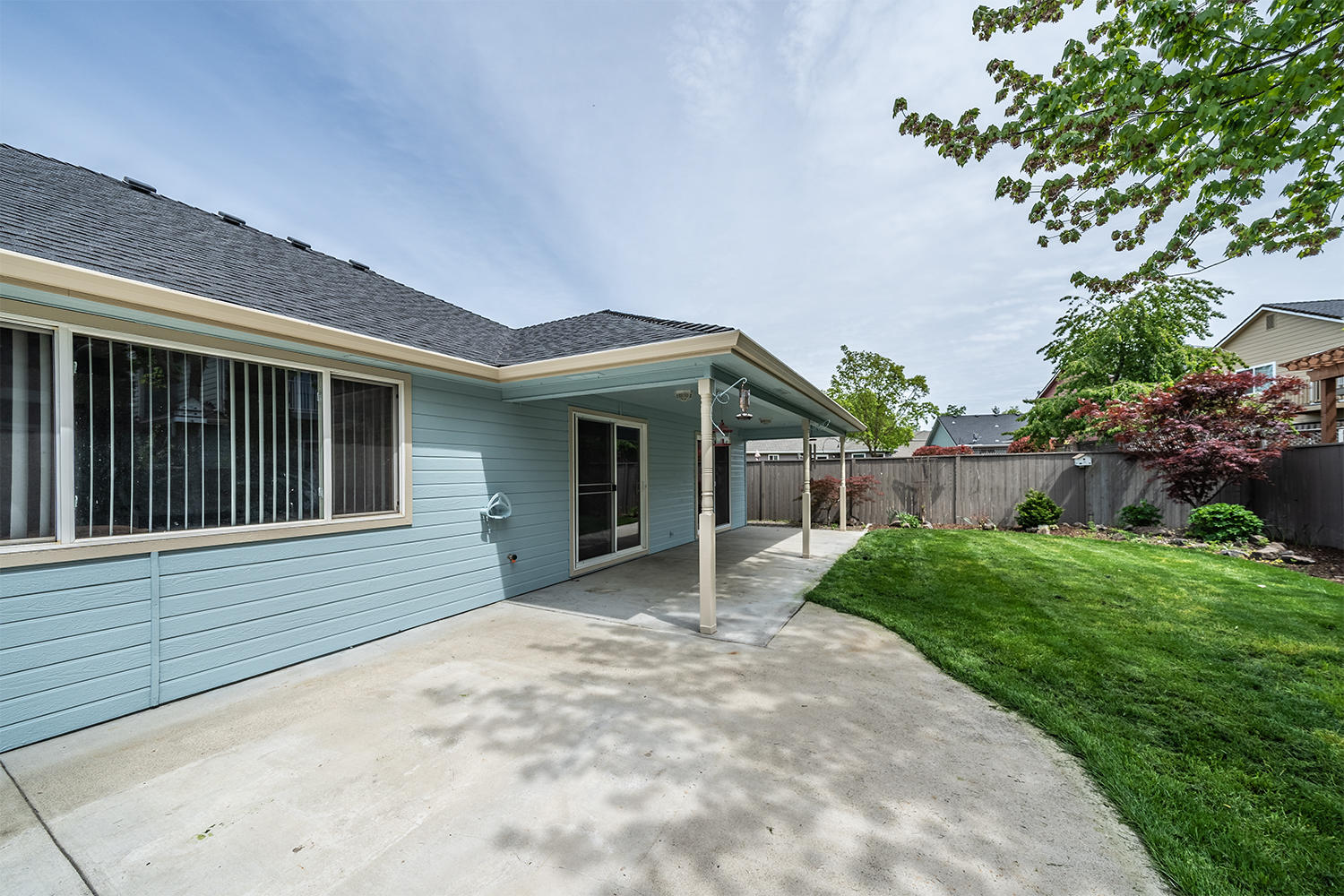 2628 Beebe Road Central Point, OR 97502 - Photo 21 of 27 a front view of a house with garden