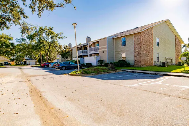 $165,900 | 7171 North 9th Avenue, Unit D6, Pensacola, FL 32504