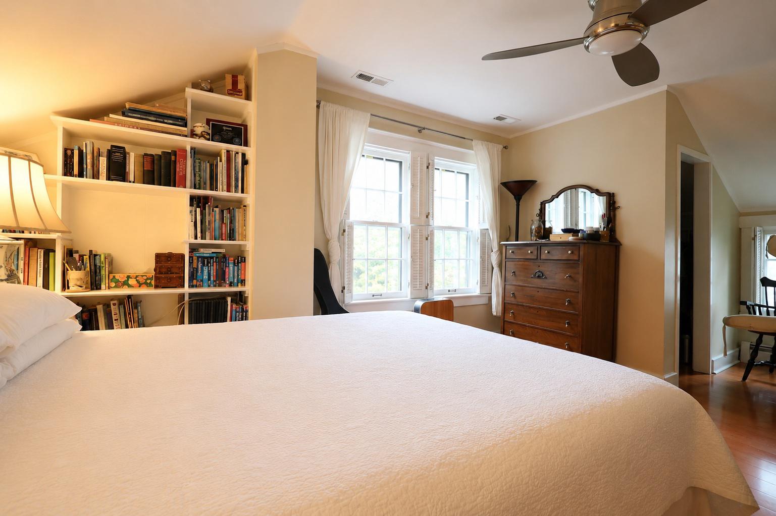 15 East Walnut Street Alexandria, VA 22301 - Photo 23 of 77 Built-ins for books, media and pictures
