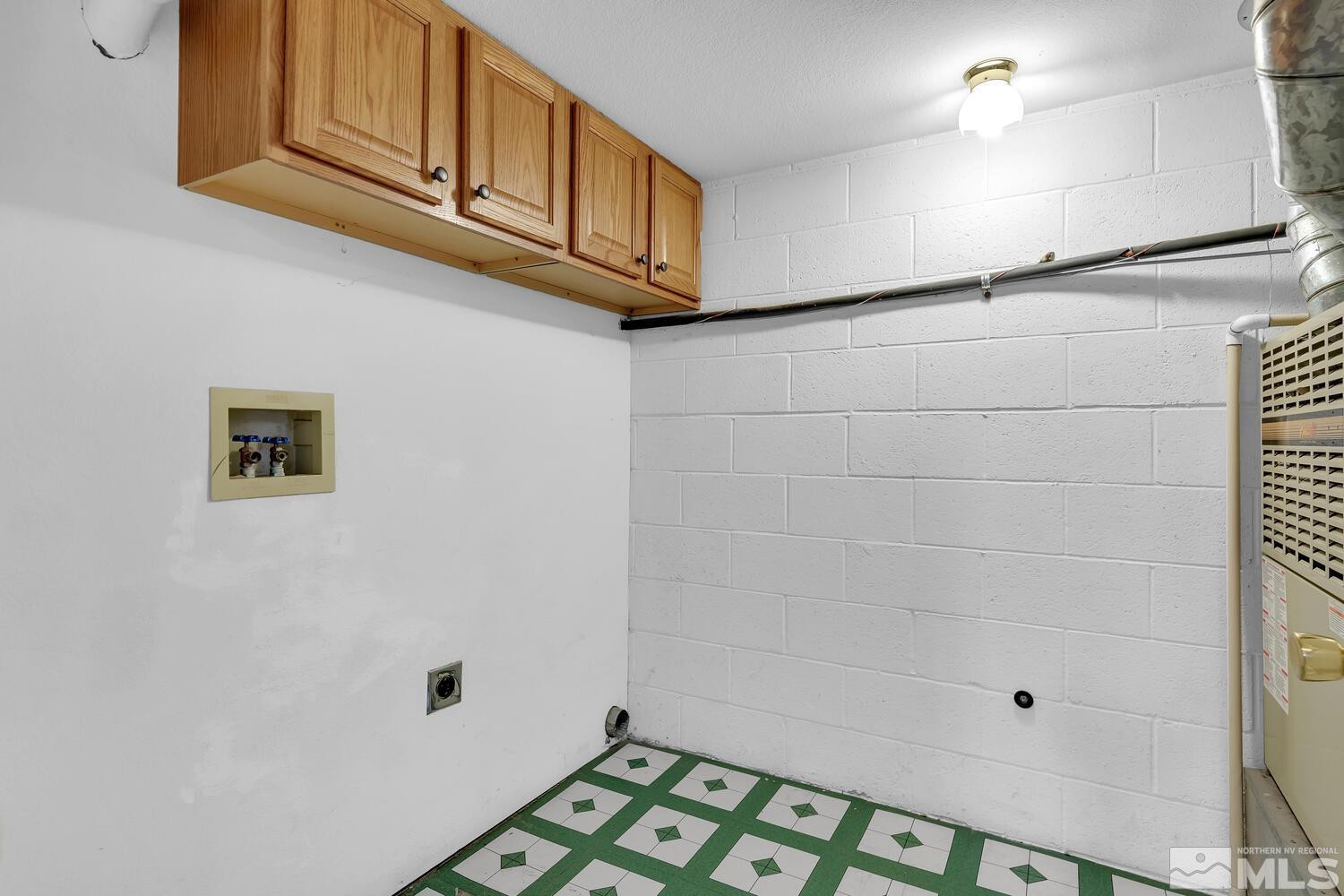1031 University Ridge Drive Reno, NV 89512 - Photo 33 of 38 a bathroom with a shower and a sink