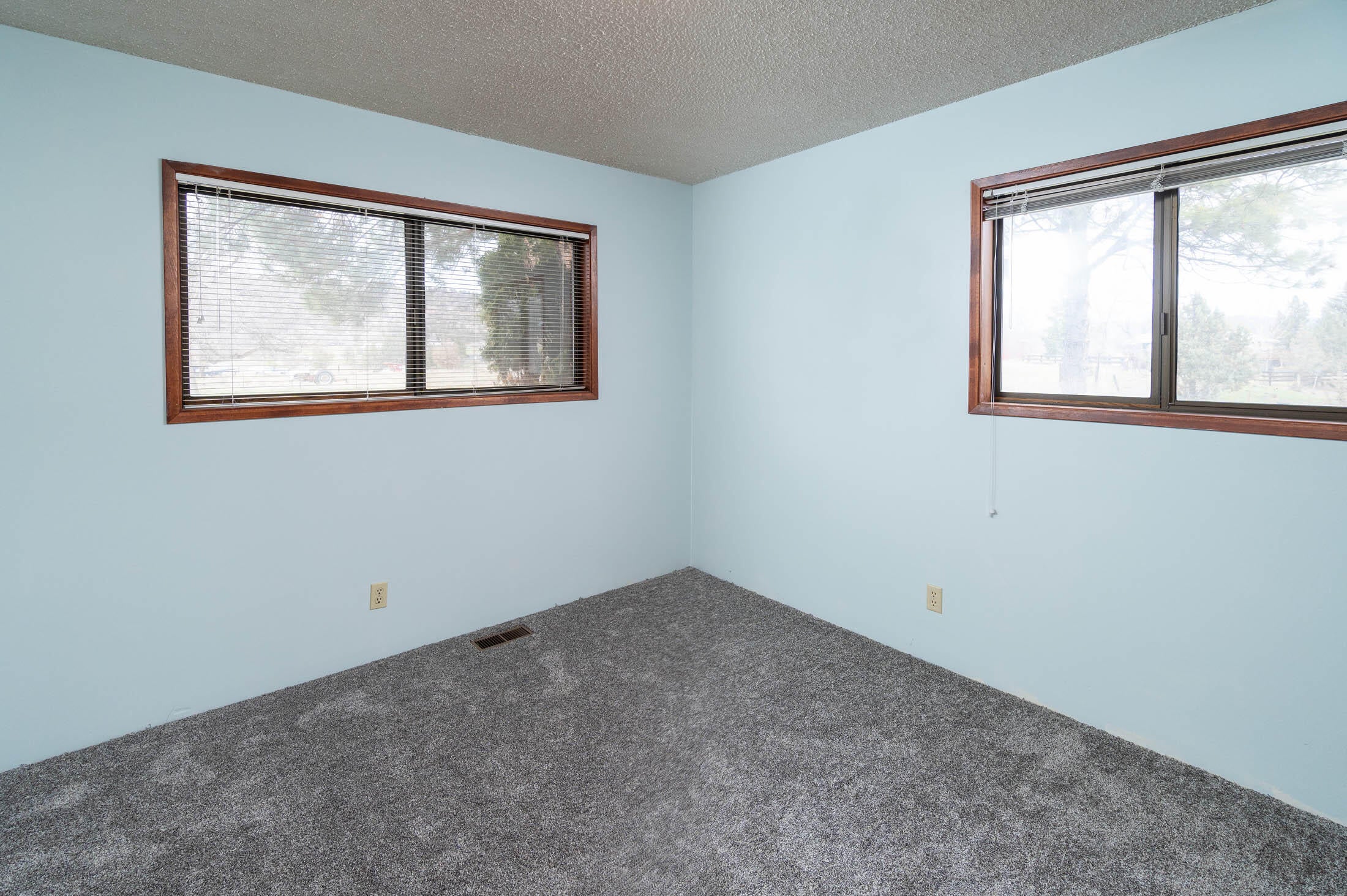 550 North Coles Road Prineville, OR 97754 - Photo 15 of 50 2nd bedroom, in front of home on north side (same as primary suite).