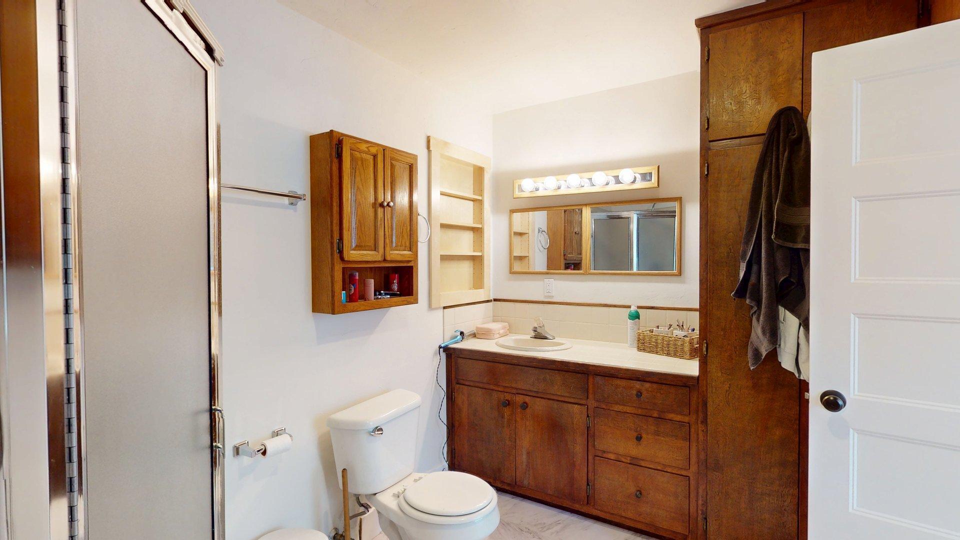 3361 Leonard Road Grants Pass, OR 97527 - Photo 39 of 64 Bathroom 2