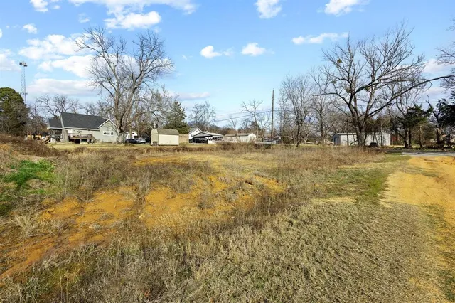 a view of a yard with a house