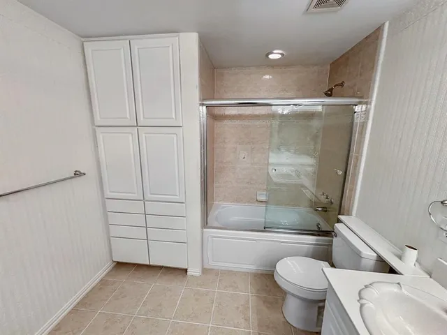 en empty room with windows and a ceiling fan