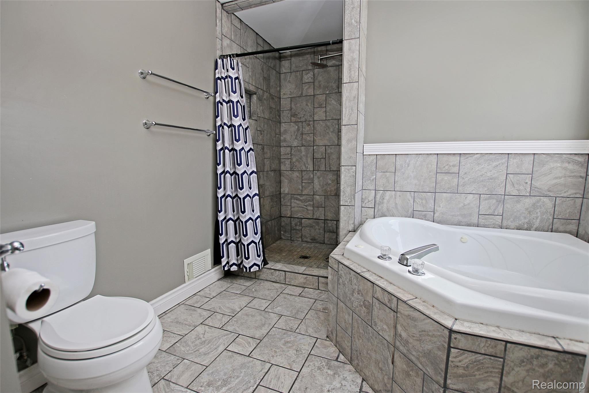 7393 East Carpenter Road Davison, MI 48423 - Photo 38 of 82 38) Upstairs Master Bathroom.jpg