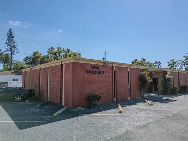 a view of a house with backyard and plants